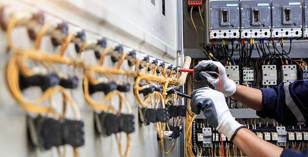 Professional Electrician technician working in Mulberry, IN